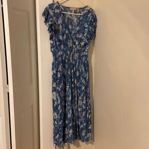 Size large blue patterned Chelsea28 midi dress with cinched waist and v neck